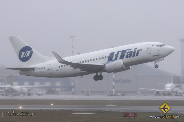 Boeing 737-524