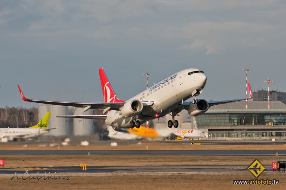 Boeing 737-8F2