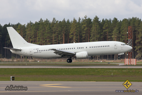 Boeing 737-4Y0