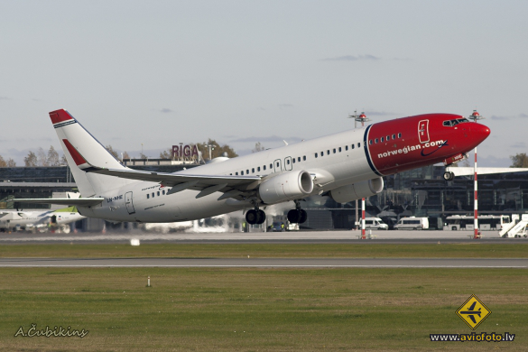 Boeing 737-8JP