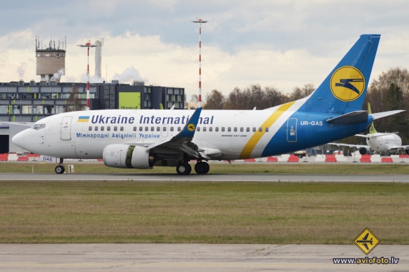 Boeing 737-528