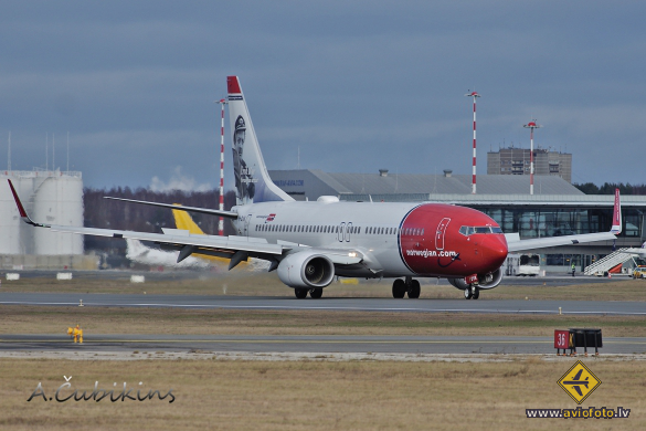 Boeing 737-8JP