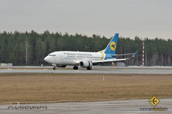 Boeing 737-528
