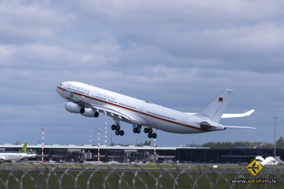 Airbus A340-313X