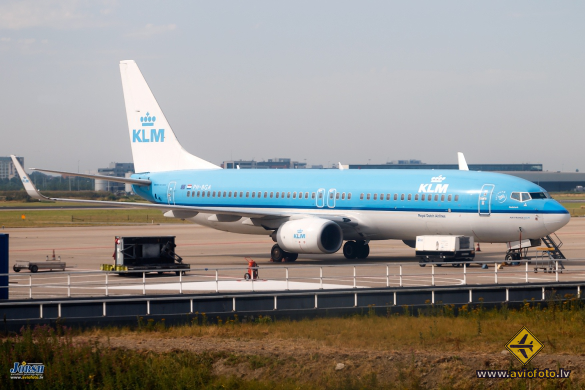 Boeing 737-8K2