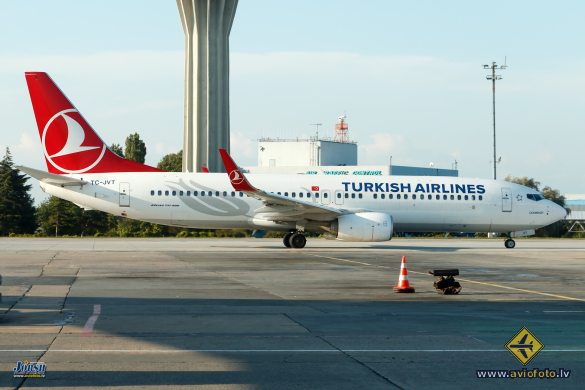 Boeing 737-8F2
