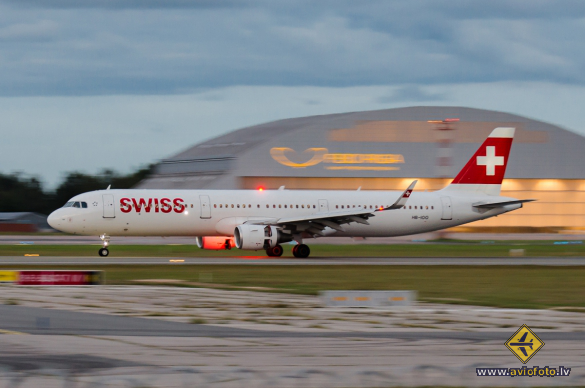 Airbus A321-212