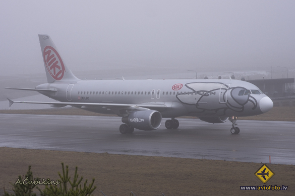 Airbus A320-214