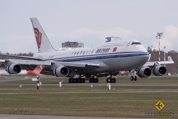 Boeing 747-4J6