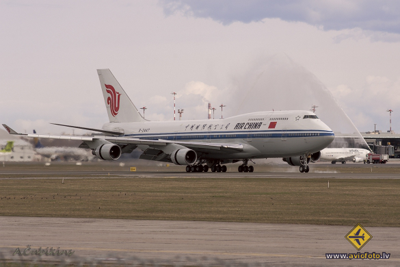 Boeing 747-4J6