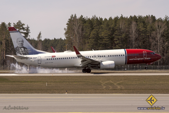 Boeing 737-8JP