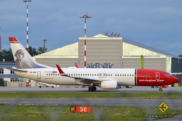 Boeing 737-8JP