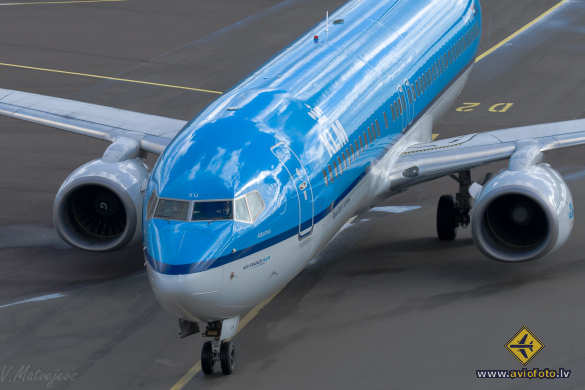 Boeing 737-8BK