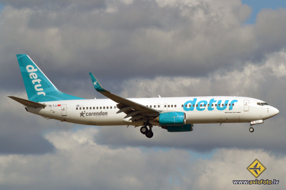 Boeing 737-8S3