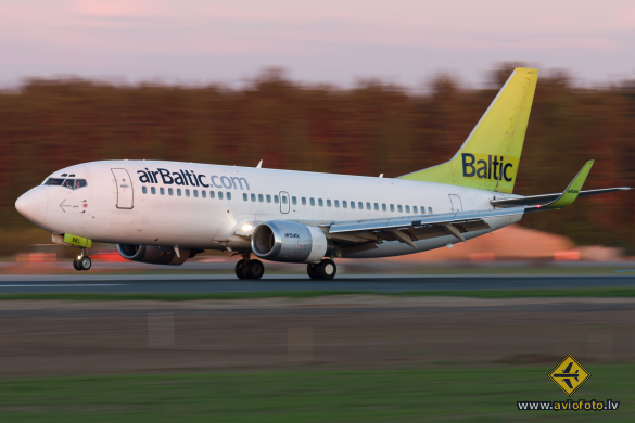 Boeing 737-33V