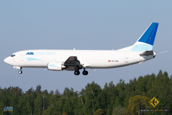 Boeing 737-49R(SF)
