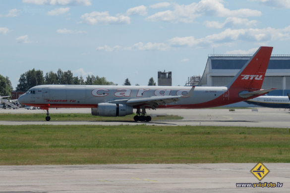 Tupolev Tu-204-100S (Tu-204C)