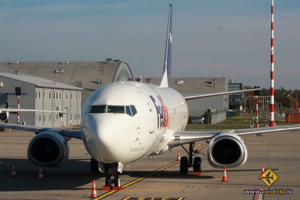 Boeing 737-4Y0(SF)