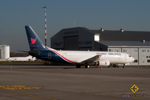Boeing 737-8AL