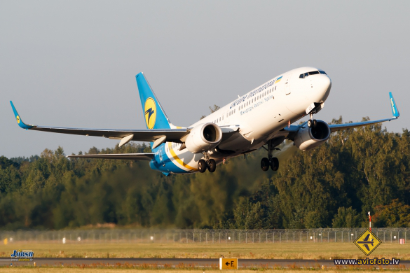 Boeing 737-8KV