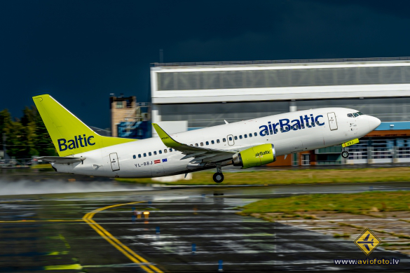 Boeing 737-36Q