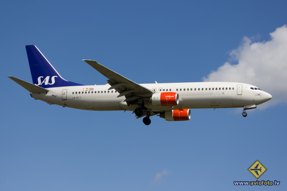 Boeing 737-883