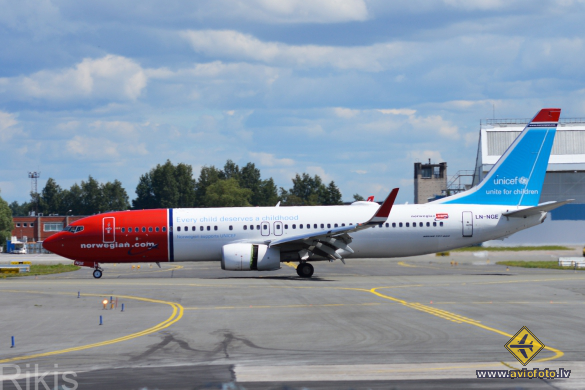 Boeing 737-8JP