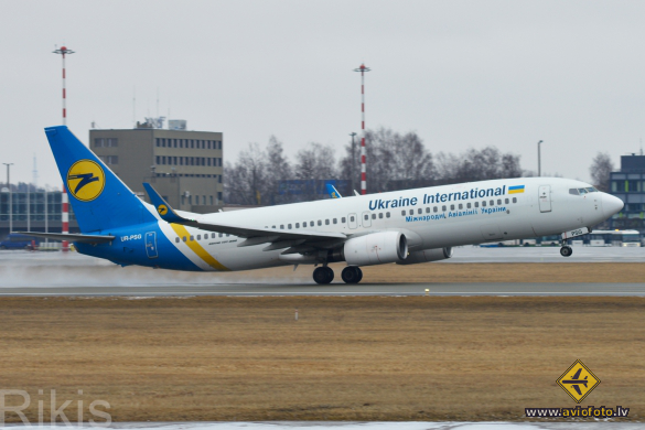 Boeing 737-85R