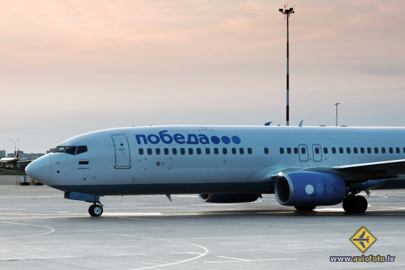 Boeing 737-8AL