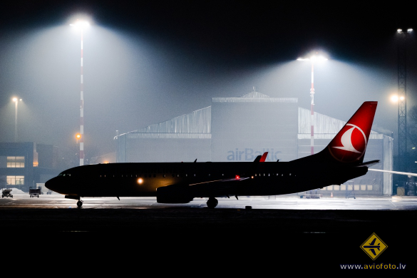 Boeing 737-8F2
