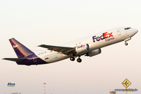 Boeing 737-408(SF)
