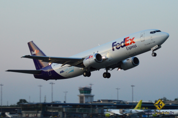 Boeing 737-408(SF)