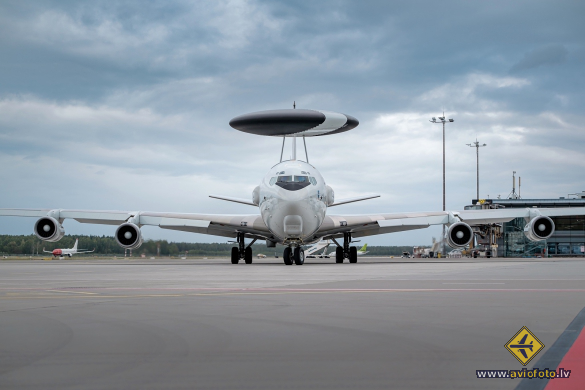 Boeing E-3A Sentry (707-300)