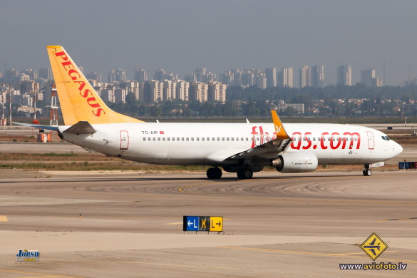 Boeing 737-82R