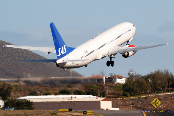 Boeing 737-883