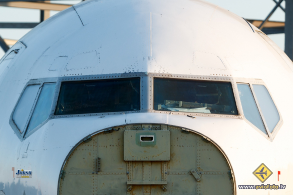 Boeing 737-33V