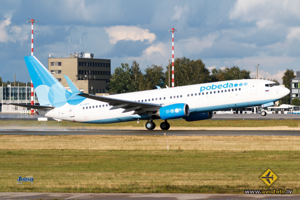 Boeing 737-8AL