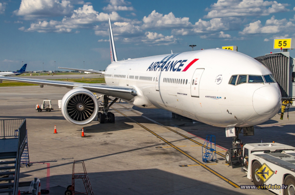 Boeing 777-328/ER
