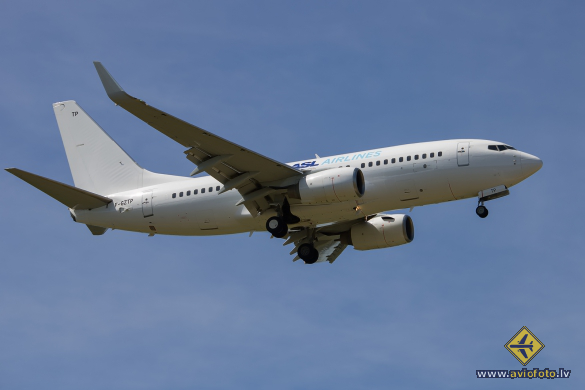 Boeing 737-71B