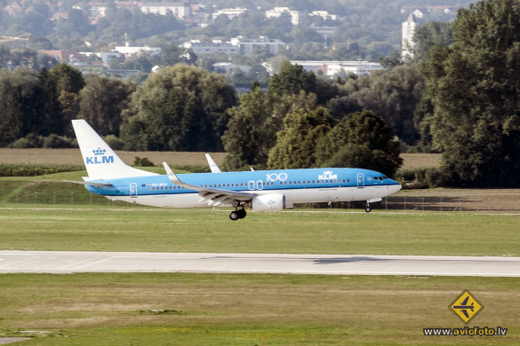 Boeing 737-8K2