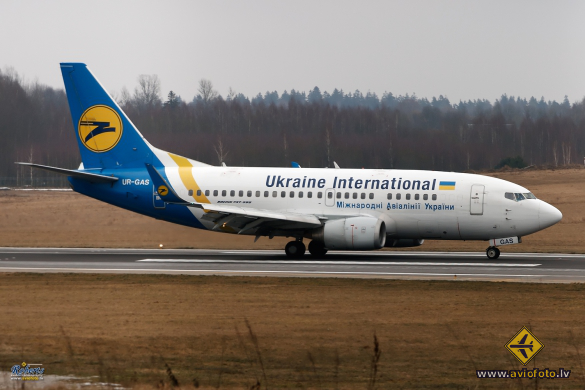Boeing 737-528