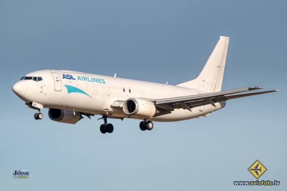 Boeing 737-4Q8(SF)