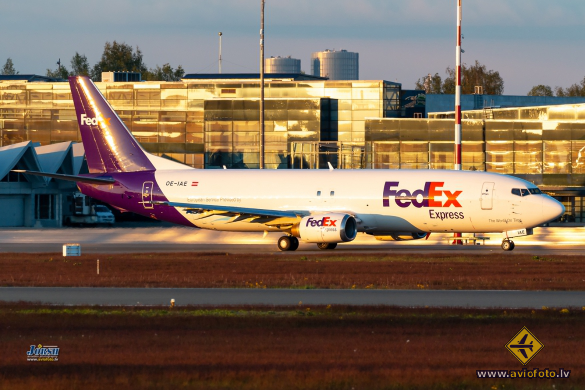 Boeing 737-4Q8(SF)
