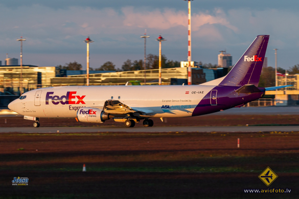 Boeing 737-4Q8(SF)