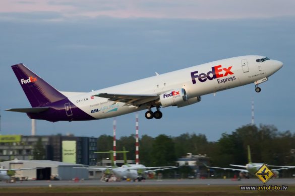 Boeing 737-408(SF)