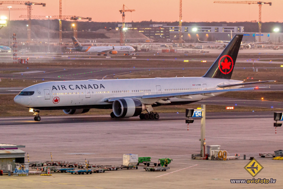 Boeing 777-233/LR