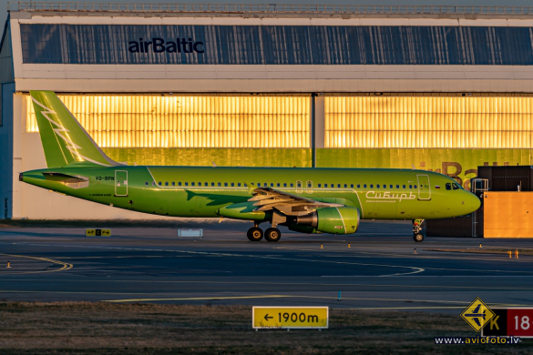 Airbus A320-214