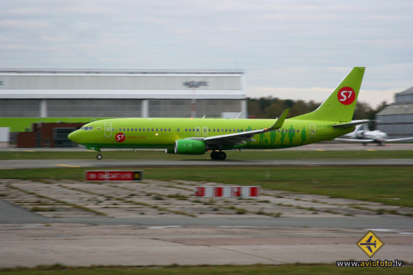 Boeing 737-8GJ