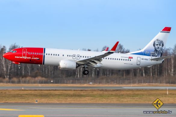 Boeing 737-8JP