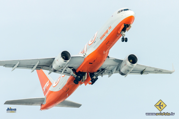 Boeing 757-223(SF)